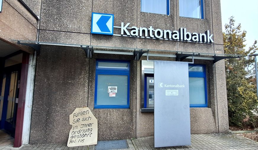 Manserplakat vor Kantonalbank.
